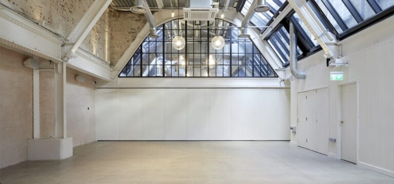 Versatile 100m² Studio with Ample Space and Modern Amenities image 4